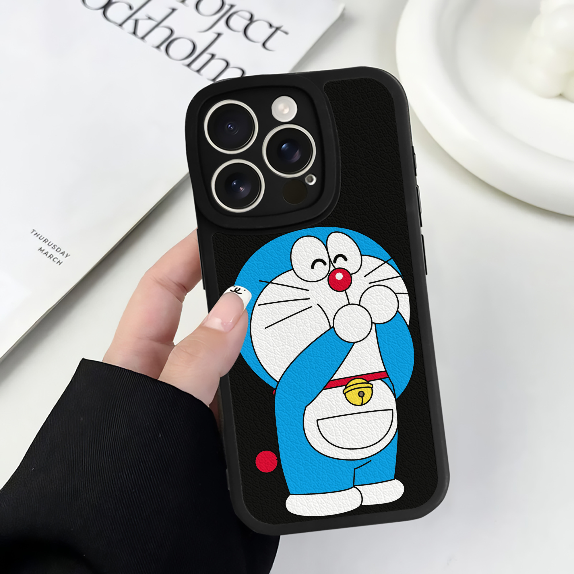 （画像用） ドラえもん Doraemon 【iPhone 16シリーズ対応】シリコンスマホケース（レザー調） 材質：シリコン